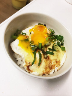 簡単朝ごはん!半熟目玉焼きチーズご飯-レシピのメイン写真