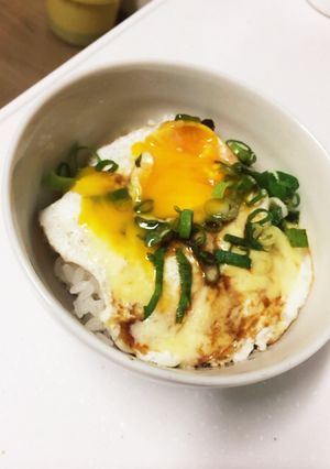 簡単朝ごはん！半熟目玉焼きチーズご飯-レシピのメイン写真
