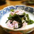 卓上に彩り♡桃色・菊の花とワカメの酢の物