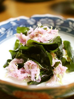 卓上に彩り♡桃色・菊の花とワカメの酢の物-レシピのメイン写真