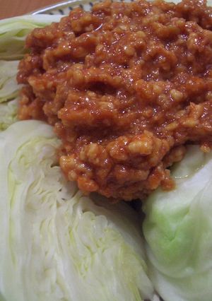 簡単ヘルシーゆでキャベツの甘辛肉みそ添え-レシピのメイン写真