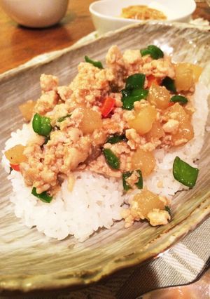 急遽メニュー変更！鶏ひきでチンジャオー丼-レシピのメイン写真