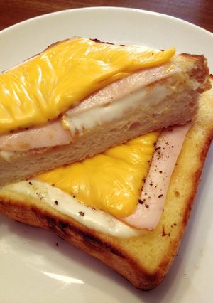 《簡単♪朝食》とろ〜りハムチーズトースト-レシピのメイン写真