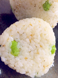 昆布だし炊きご飯で枝豆とチーズのおにぎり-レシピのメイン写真