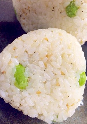 昆布だし炊きご飯で枝豆とチーズのおにぎり-レシピのメイン写真