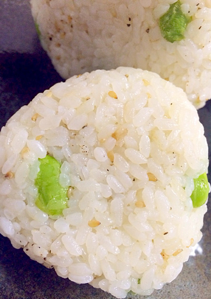 昆布だし炊きご飯で枝豆とチーズのおにぎり-レシピのメイン写真
