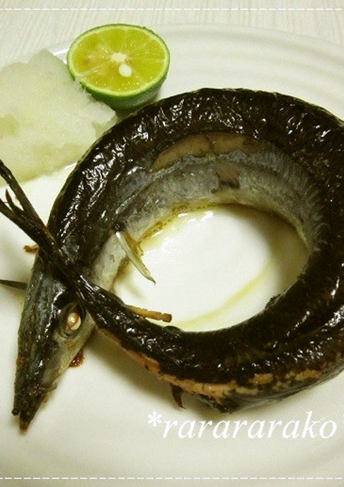 焼けたら丸皿へ♪サンマの丸焼き-レシピのメイン写真