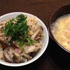 รูปของ 秋刀魚とキノコの炊き込みご飯