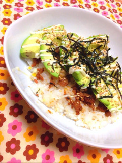 栄養満点☆アボカドの肉味噌丼-レシピのメイン写真