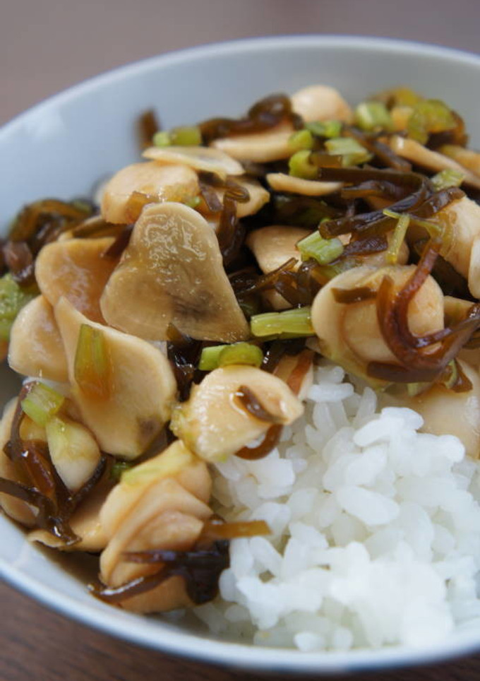 つまみ菜の蕪と茎の塩昆布和えをのせて-レシピのメイン写真