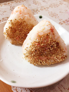 香ばしさが美味しい♡ゴマ鮭おにぎり-レシピのメイン写真