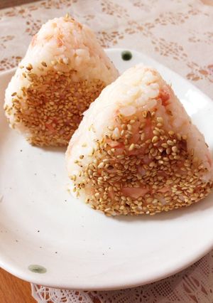 香ばしさが美味しい♡ゴマ鮭おにぎり-レシピのメイン写真