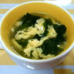 รูปของ 卵半分でも5分でわかめと玉子の中華スープ