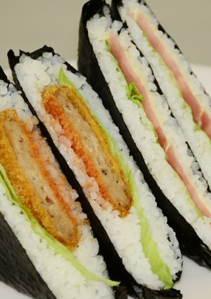 メンチカツとチーズ・ベーコンのおにぎらず-レシピのメイン写真