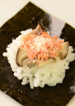 エリンギ＆鮭と粉チーズの手まきごはん-レシピのメイン写真
