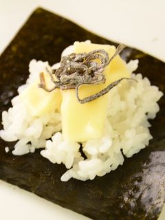 とろけるチーズと塩こんぶの手まきごはん-レシピのメイン写真