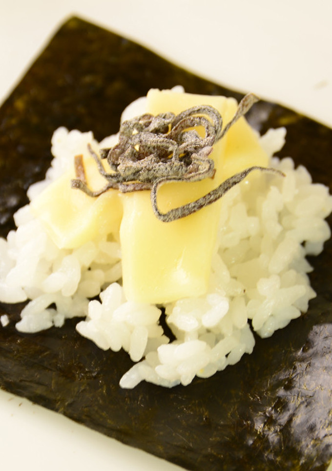 とろけるチーズと塩こんぶの手まきごはん-レシピのメイン写真