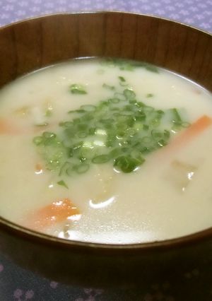 白菜・人参・油揚げの牛乳味噌汁-レシピのメイン写真