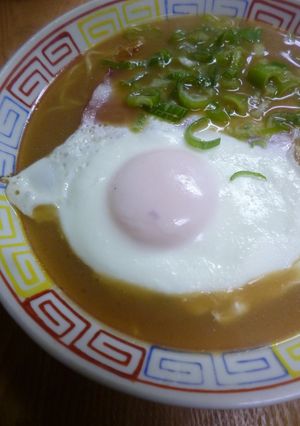 ベーコンエッグをのせた豚骨醤油ラーメン-レシピのメイン写真