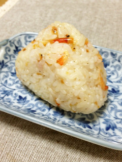 1個分の海老ピラフ風にぎり-レシピのメイン写真