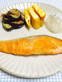 【 フライパンで鮭の塩焼き♪】-レシピのメイン写真