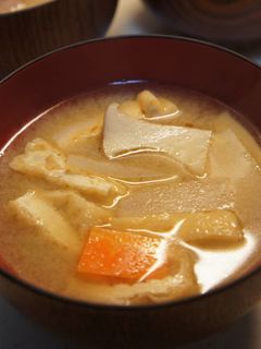 エリンギ・大根・にんじん・油揚げの味噌汁-レシピのメイン写真