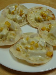 餃子の皮でかまぼこピザ-レシピのメイン写真