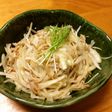 鶏皮と玉ねぎのサラダ♪
