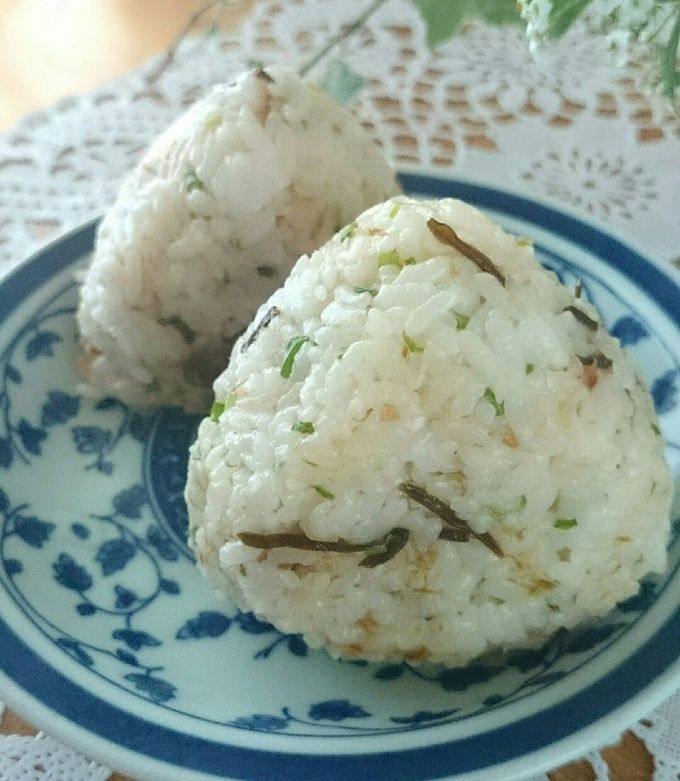 朝食に☆塩こんぶ味噌マヨおかかおにぎり★-レシピのメイン写真