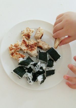 手づかみ離乳食後期 ハンバーグ&おにぎり-レシピのメイン写真