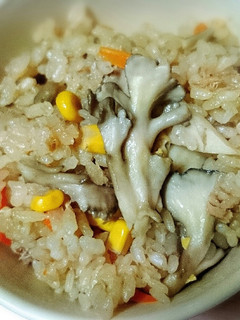 子供が大好きな味!簡単めんつゆ♪舞茸ご飯-レシピのメイン写真