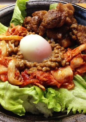簡単鶏肉とキムチ納豆温泉卵のネバネバ丼-レシピのメイン写真
