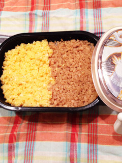お鍋ひとつで簡単、とりそぼろ2色ごはん-レシピのメイン写真