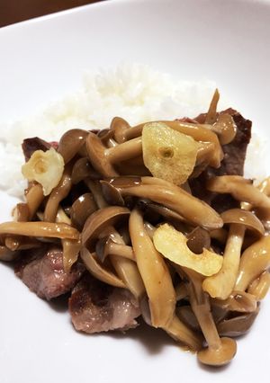 きのこソースステーキのせごはん-レシピのメイン写真