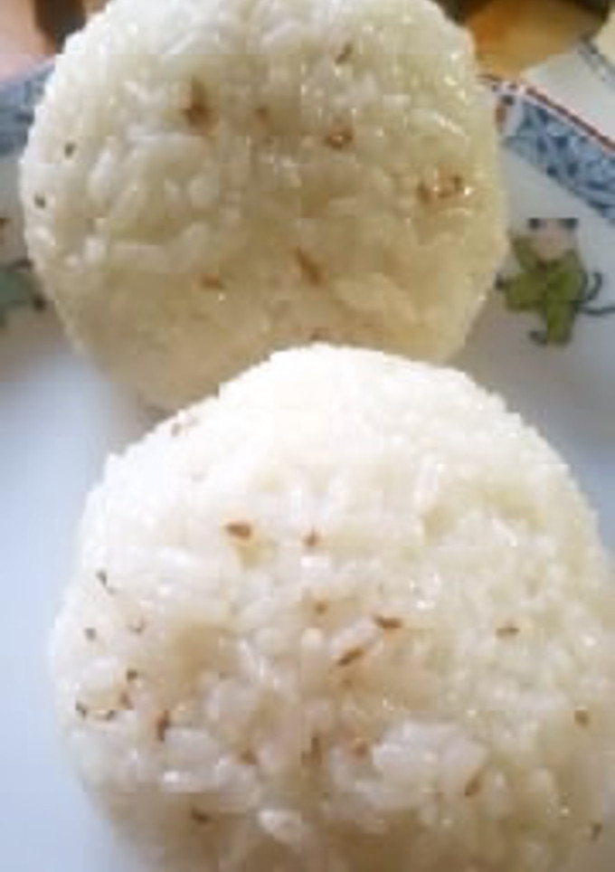 ごまごまおにぎり（炒りゴマとゴマ油）-レシピのメイン写真