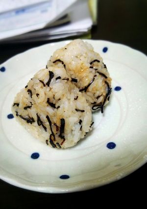 子どもも大好き♡塩昆布とごま油のおにぎり-レシピのメイン写真
