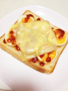 朝食やランチに♪簡単ゆでたまごピザ-レシピのメイン写真