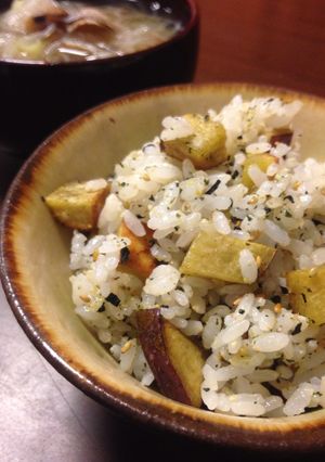 おさつの素揚げとワカメのご飯-レシピのメイン写真