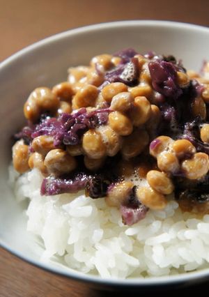 しば漬けと納豆の和え物をのせて-レシピのメイン写真