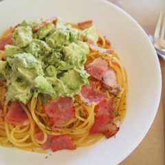 รูปของ 簡単♪ アボカドとベーコンのパスタ✿