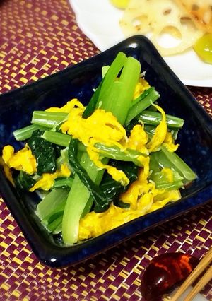 小松菜と食用菊の胡麻和え☆秋の味覚-レシピのメイン写真