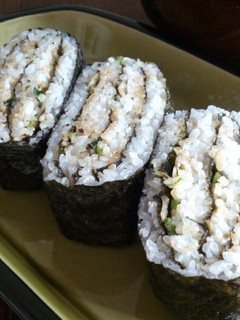 おにぎらずでのりだんだんを持って食べる♪-レシピのメイン写真