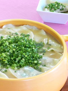 土鍋で☆野菜たっぷり餃子鍋☆豚骨スープ-レシピのメイン写真