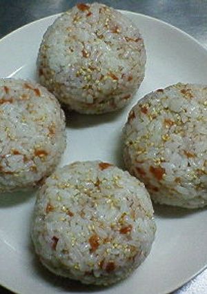 梅ゴマおにぎり-レシピのメイン写真
