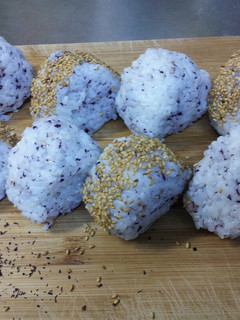 ゴマとゆかりのおにぎり。チーズ入り♥-レシピのメイン写真