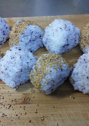ゴマとゆかりのおにぎり。チーズ入り♥-レシピのメイン写真