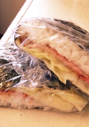 10分で絶品簡単ベーコンチーズおにぎらず-レシピのメイン写真