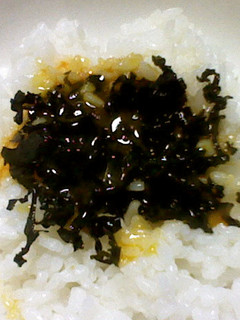 黄味ワカメご飯(イクラ丼っぽい丼)-レシピのメイン写真