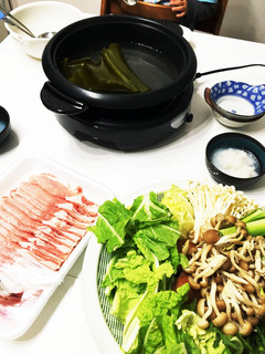 シンプルに昆布だしの鍋 鶏団子 豚肉-レシピのメイン写真