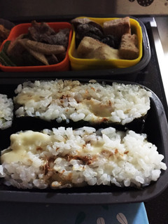 ハーフおにぎらず旦那弁当おかかチーズ-レシピのメイン写真